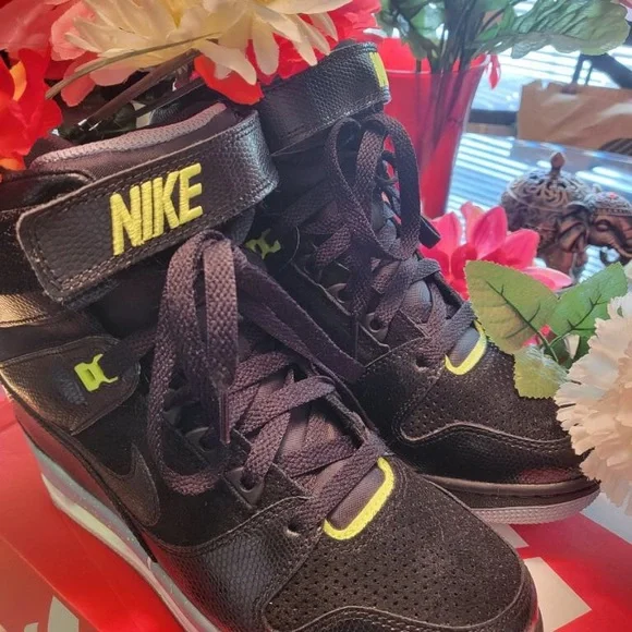 Nike Women’s Sneakers - Picture 5 of 8